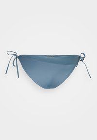 Parte de baixo de biquíni azul com textura suave, cordões ajustáveis nas laterais e um discreto detalhe do logo na parte da frente.