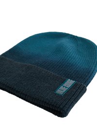 Kötött sapka, amely sötét téglászöldből világoskékbe vált át, hajtott szegéllyel és oldalsó logós címkével.