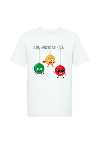 Hvid bomulds t-shirt med tre tegneserieornamenter: grøn, orange og rød, med teksten "JEG KAN LIDE AT HÆNGE UD MED DIG" ovenfor.