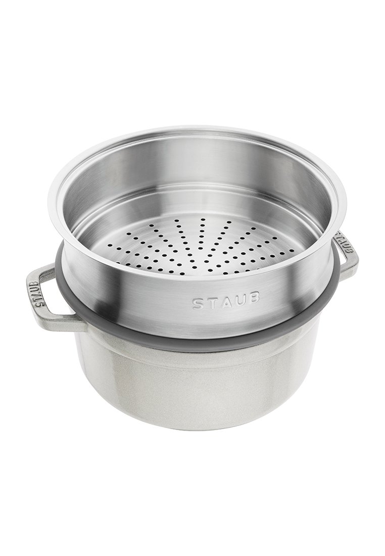 RVS pan met een geperforeerde inzet. Ronde vorm, grijze kleur en twee zijhandvatten. Heeft gladde en glanzende oppervlakken.