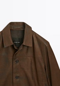 Giacca in pelle marrone con colletto, due bottoni, texture liscia e dettagli di cucitura. L'etichetta all'interno reca la scritta "Massimo Dutti."