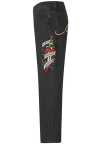 Zwarte denim jeans met een taps toelopende pasvorm, versierd met een kleurrijke geborduurde afbeelding van een hart, een dolk en een lint met de tekst "DEATH BEFORE DISHONOR."