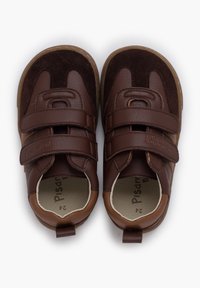 Scarpe per bambini in pelle e suede marrone con doppie chiusure a velcro, punta arrotondata e suole marroni texturizzate. Taglia 24.