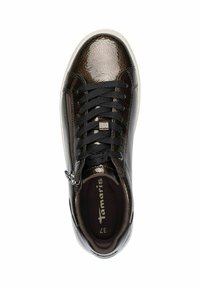 Sneaker nera in pelle testurizzata con finitura lucida, lacci neri, zip laterale e suola bianca a contrasto; caviglia imbottita per il comfort.