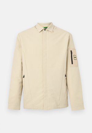 Bež jakna s skritim sprednjim zadrgo, ovratnikom na zatič, žepki z zadrgami in žepom z zadrgo z logotipom BOSS na levem rokavu.