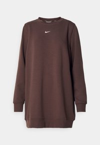 Abito felpa Nike marrone a maniche lunghe con scollo rotondo e piccolo logo Nike bianco al centro del petto su sfondo bianco.