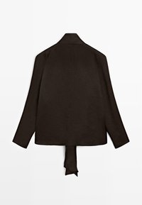 Veste marron foncé à manches longues avec un col et un détail en tissu allongé suspendu au centre bas du dos.