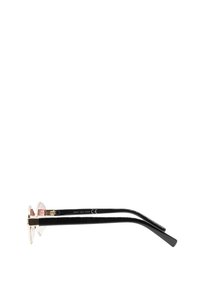 Occhiali da sole con montatura in metallo dorato sottile, lenti rosa e aste nere curve, mostrati di lato su uno sfondo bianco.