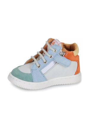 Kindersneaker mit weißer Sohle, pastellblauen, grünen und orangen Wildlederapplikationen, weißen Schnürsenkeln und seitlichem Reißverschluss vor weißem Hintergrund.