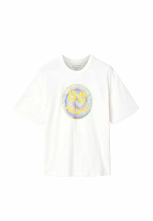 T-shirt blanc à manches courtes avec un smiley tie-dye circulaire en jaune et bleu centré sur la poitrine.