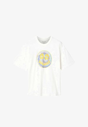 T-shirt blanc à manches courtes avec un smiley tie-dye circulaire en jaune et bleu centré sur la poitrine.