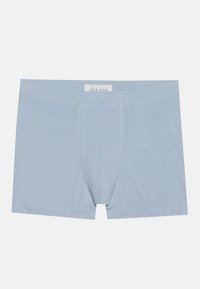 Boxeri bărbați de culoare albastru deschis, confecționați dintr-un material moale, cu o formă ajustată, un elastic confortabil și un detaliu cu buzunar în față.