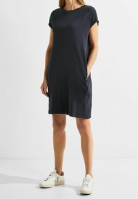 La dress navy con maniche corte arrotolate e un pannello nero testurizzato nella parte superiore. Presenta tasche laterali ed è realizzata in un tessuto liscio.