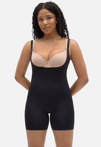 Body de moldeador negro con una textura suave, que cuenta con un sujetador moldeado en tono nude y tirantes delgados ajustables, ofreciendo soporte para el cuerpo.