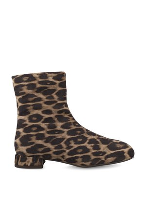 Knöchelhoher Stiefel mit niedrigem Blockabsatz und braun-schwarzem Leopardenmuster.