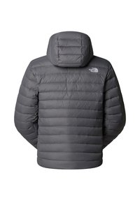 Grå isolerad jacka med huva, med ett quiltat mönster, lätt material och en logotyp på övre vänstra sidan.