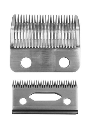Twee tondeusebladen van roestvrij staal, één met brede tanden en één met fijne tanden, beide voorzien van twee ronde montagegaten.