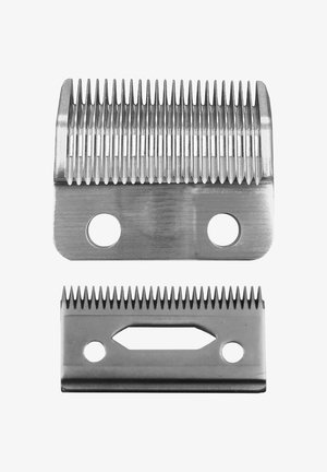 Twee tondeusebladen van roestvrij staal, één met brede tanden en één met fijne tanden, beide voorzien van twee ronde montagegaten.