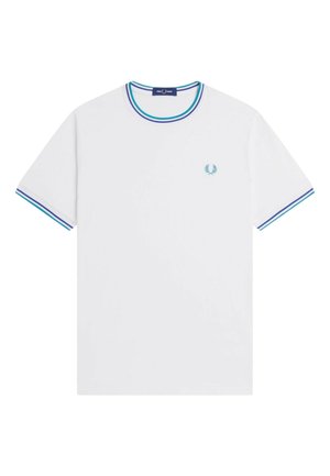 Weißes T-Shirt mit kurzen Ärmeln und blauem sowie türkisfarbenem Doppelstreifenbesatz am Kragen und an den Ärmeln, mit kleinem blauem Lorbeerkranz-Logo auf der Brust.