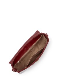 Borsa a mano rossa in pelle con una texture liscia, chiusura con cerniera e un interno beige caratterizzato da più scomparti e una tasca.