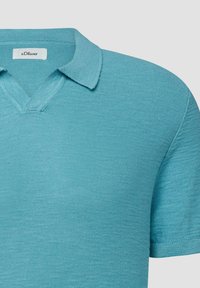 Hellblaues kurzärmeliges, gestricktes Poloshirt mit geripptem Kragen und V-Ausschnitt, s.Oliver Markenzeichen innen im Kragen.