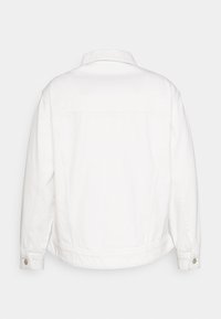 Giacca di denim bianca con maniche lunghe, polsini con bottoni, collo e vestibilità rilassata. Presenta un yoke posteriore e nessun motivo o decorazione visibile.