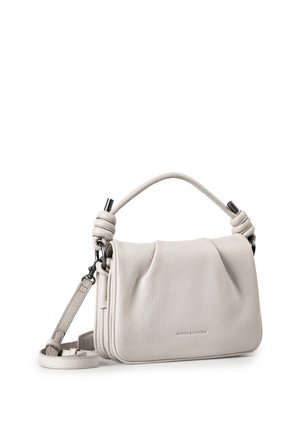 Borsa a mano in pelle beige chiaro con manico superiore e tracolla rimovibile, caratterizzata da una discreta stampa del marchio sul davanti.