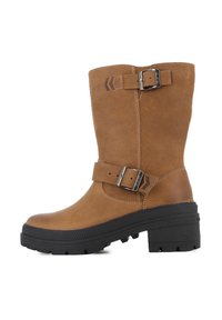 Bottes en cuir marron mi-mollet avec une finition texturée, des accents de boucle en argent et une semelle plateforme noire épaisse. Détails cousus sur les côtés.