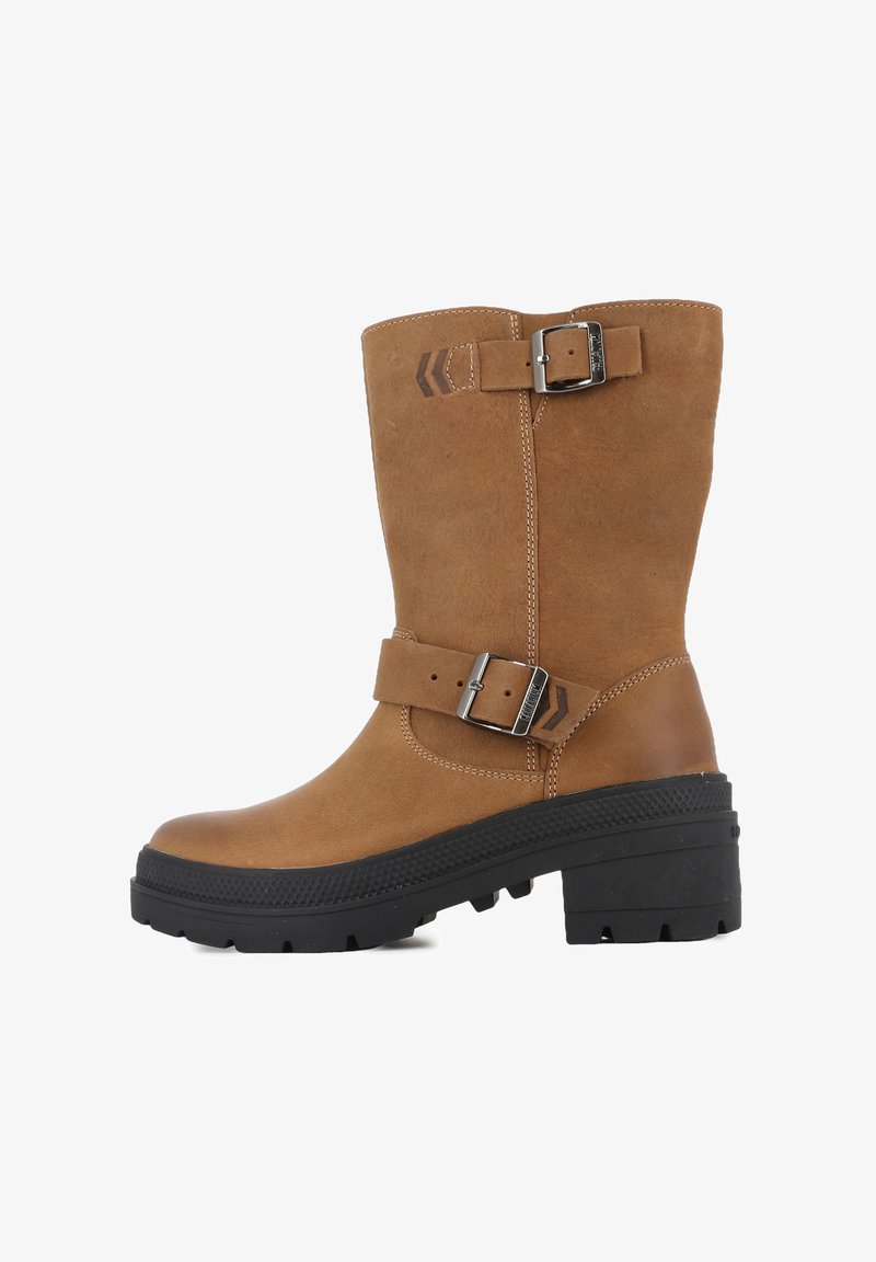 Botas de couro castanho até ao meio da panturrilha com um acabamento texturizado, detalhes em fivela prateada e uma sola de plataforma preta grossa. Detalhes cosidos nas laterais.