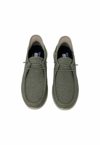 Scarpe slip-on grigie con una tomaia in maglia texturizzata, dotate di punta rotonda e lacci elastici, accompagnate da una morbida fodera interna e ammortizzazione.