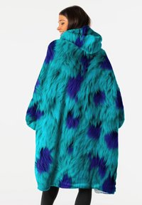 Coperta con cappuccio oversize in teal con macchie viola scuro, caratterizzata da una texture morbida e soffice e da una vestibilità ampia e comoda.