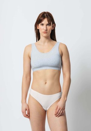 Lichtgrijze, zachte stof bralette met brede bandjes en een logoband; gecombineerd met witte low-rise slips, gladde textuur, minimalistisch ontwerp.