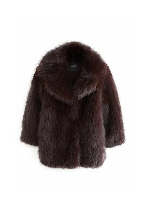 Cappotto in pelliccia sintetica di un intenso bordeaux scuro, con un ampio colletto, maniche corte e una superficie morbida e strutturata. Etichetta visibile all'interno con il marchio "NEXT".