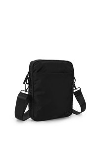 Černá, polstrovaná přes shoulder taška se zipovým uzávěrem, nastavitelným popruhem a akcentem loga. Má obdélníkový tvar s hladkým povrchem.