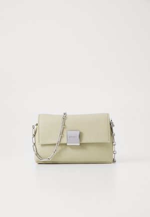 Šviesiai žalia odinė rankinė su lygiu paviršiumi, stačiakampio formos, sidabro grandinėlės dirželiu ir sidabro spalvos užsegimu.