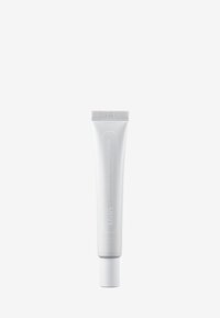 Hvit aluminiumsrør med en spiss dyse; merket "Klairs Fundamental Nourishing Eye Butter" med minimalistisk tekst. 20g kapasitet.