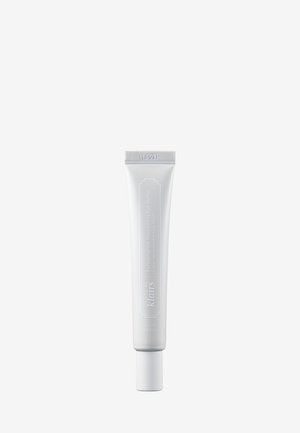 Tube en aluminium blanc avec un embout pointu; étiquetée "Klairs Fundamental Nourishing Eye Butter" dans un texte minimaliste. Capacité de 20g.