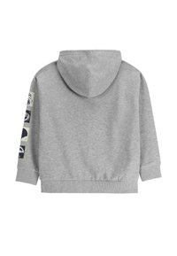 Szara bluza z kapturem o kroju cropped, z długimi rękawami. Na lewym rękawie znajdują się kolorowe naszywki graficzne. Miękka tekstura.