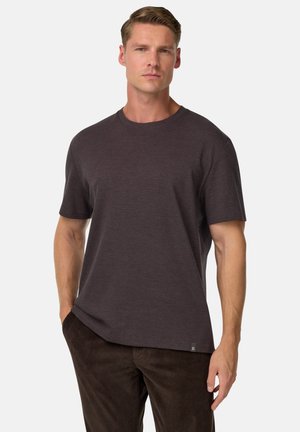 Mørkegrå t-shirt med korte ærmer, rund halsudskæring og strukturstof. Bæres med brune fløjlshorts med et lille mærke.