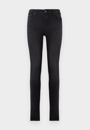 Jean skinny noir en denim, avec une taille mi-haute, des poches avant et une texture lisse agrémentée de détails de couture contrastants.