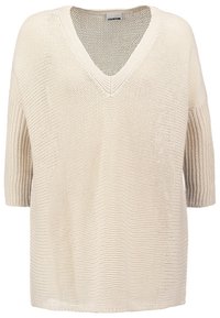Top s výstřihem do V, volného střihu a krátkými rukávy, vyrobený z měkké béžové pleteniny s texturovaným vzorem a volnou siluetou.