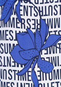 Blumendesign in Blau mit dunkelblauem Text auf weißem Hintergrund. Enthält markante grafische Elemente und eine glatte Textur.