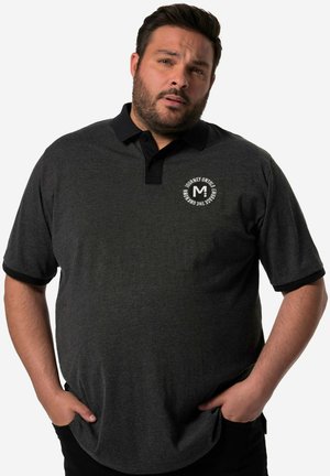 Kulfarvet polo-shirt med sort krave, korte ærmer og hvidt logo. Blødt stof med en afslappet pasform.