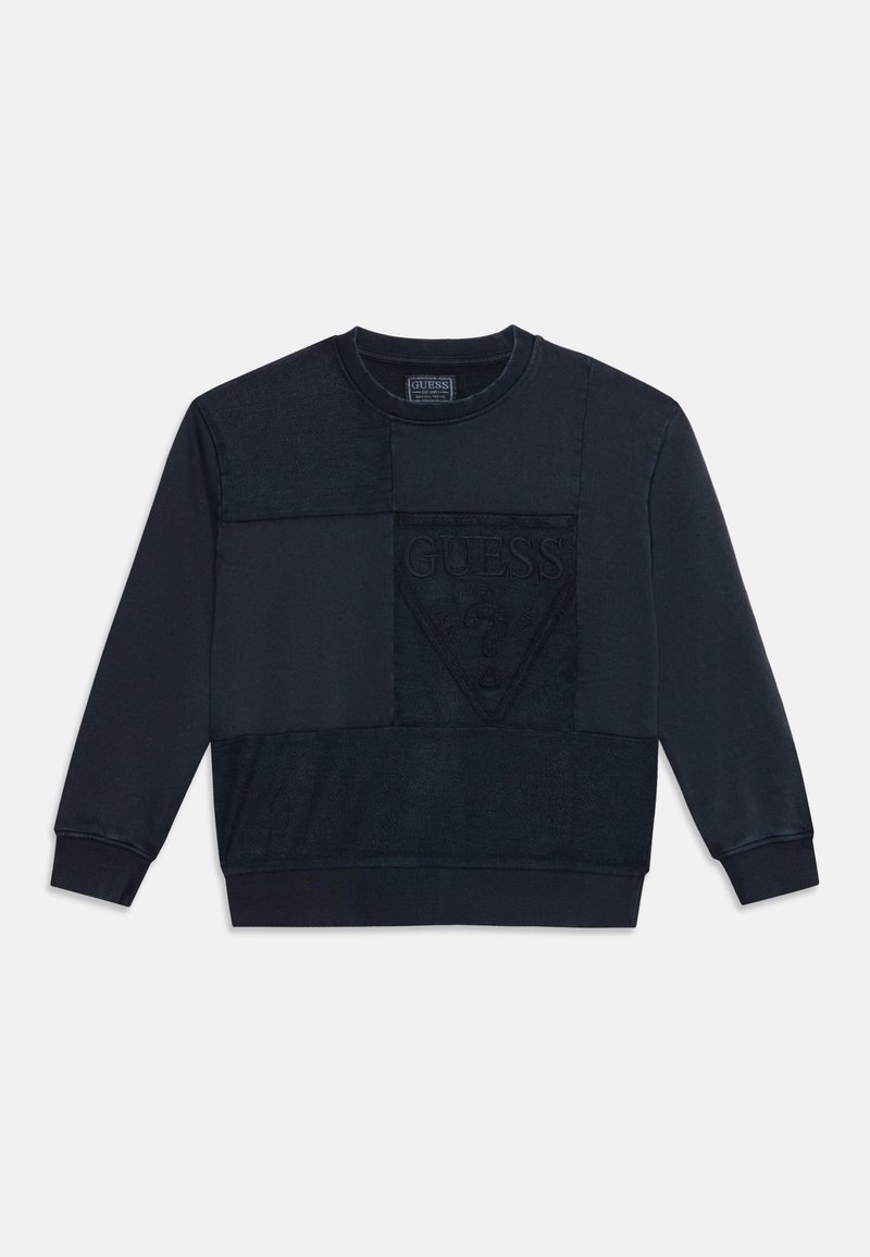 Sweat-shirt noir à col rond avec manches longues et design patchwork, orné d'un logo Guess embossé en forme de triangle sur la poitrine.