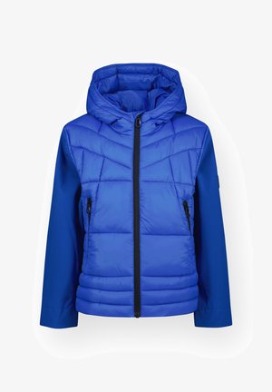 Sinine pehmendatud jope kapuutsiga, lukuga sulgemine ja küljetaskud. Kandsid valget T-särki ja heledat teksapükste komplekti. Mustad spordijalatsid valgete tallaga.