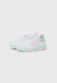 Weiße Sportschuhe mit pinken und mintfarbenen Akzenten. Verfügt über drei pinke Streifen, eine strukturierte mintfarbene Ferse und eine passende Gummisohle.