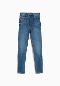 Jeans ajustados de tiro alto en azul, con botón y cremallera frontal, cinco bolsillos y detalles desgastados sobre un fondo blanco.