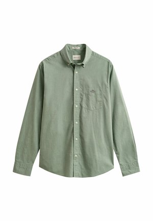 Hellgrünes, langärmliges Hemd mit Knöpfen, Brusttasche und geknöpftem Kragen, vor weißem Hintergrund dargestellt.