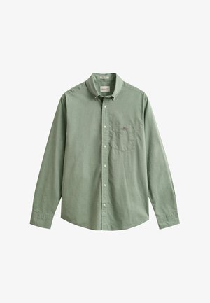 Camicia verde chiaro a maniche lunghe con bottoni, taschino sul petto e colletto abbottonato, mostrata su uno sfondo bianco.