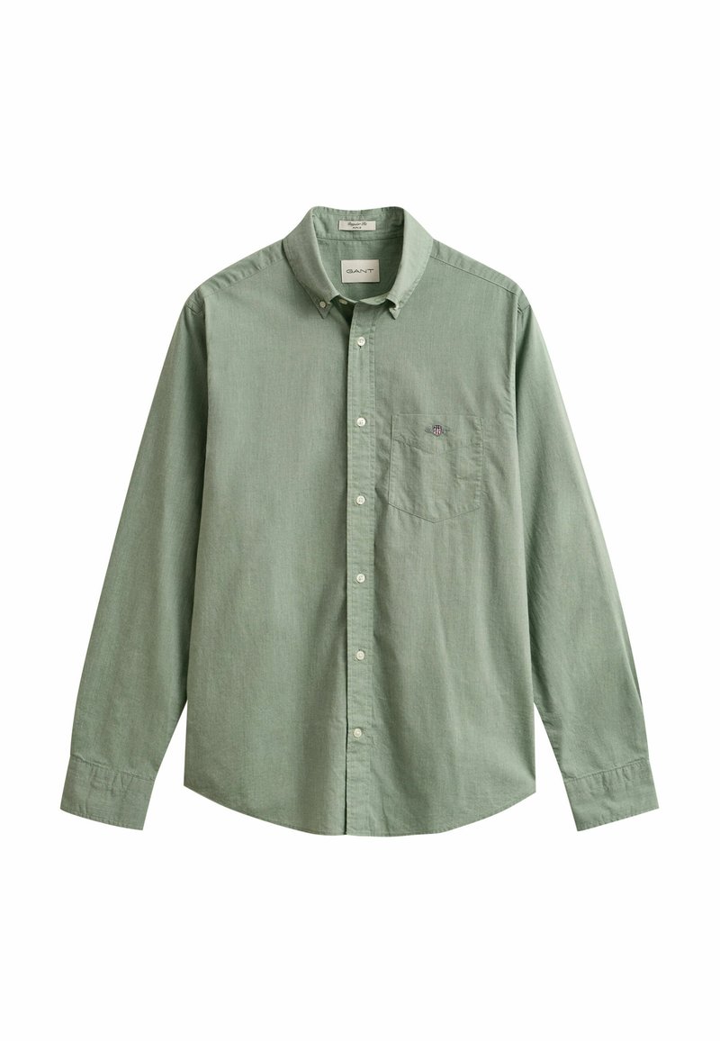 Camisa de manga larga color verde claro con botones, bolsillo en el pecho y cuello abotonado, mostrada sobre un fondo blanco.